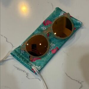 Chic Women's Sunglasses with Flamingo Pouch